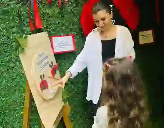 Yıl sonu etkinliklerimiz ve portfolyo sunumlarımız, öğrencilerimizin yıl boyunca kazandıkları kazanımları eğlenceli ve anlamlı bir murala dönüştürüyor.