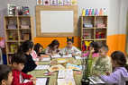 6 yaş grubu için hazırlanan programımız, ilkokula geçişi kolaylaştıran temel okuma yazma ve matematik becerilerini oyun ve etkinliklerle kazandırmayı hedefler.