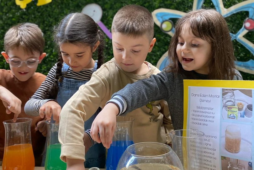 6 yaş grubu için hazırlanan programımız, ilkokula geçişi kolaylaştıran temel okuma yazma ve matematik becerilerini oyun ve etkinliklerle kazandırmayı hedefler.