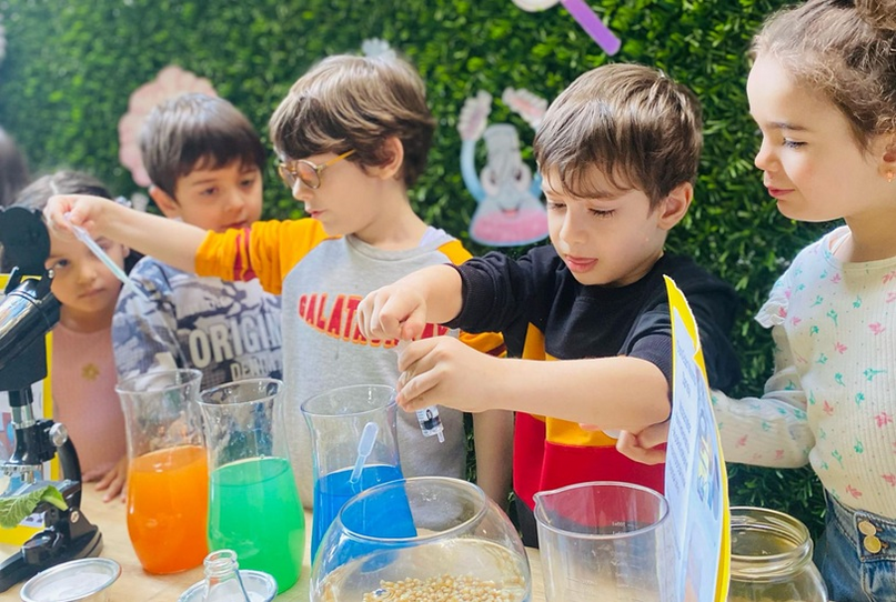 5 yaş çocuklarına özel programımız, okula hazırlık, dikkat süresi geliştirme ve sosyal beceri kazanımına odaklanan öğretici ve eğlenceli etkinliklerle doludur.