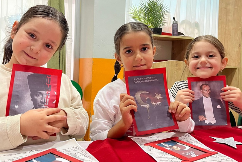 6 yaş grubu için hazırlanan programımız, ilkokula geçişi kolaylaştıran temel okuma yazma ve matematik becerilerini oyun ve etkinliklerle kazandırmayı hedefler.
