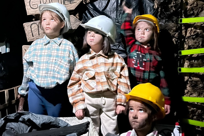 6 yaş grubu için hazırlanan programımız, ilkokula geçişi kolaylaştıran temel okuma yazma ve matematik becerilerini oyun ve etkinliklerle kazandırmayı hedefler.