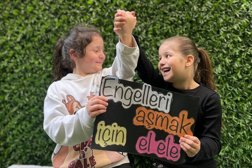 6 yaş grubu için hazırlanan programımız, ilkokula geçişi kolaylaştıran temel okuma yazma ve matematik becerilerini oyun ve etkinliklerle kazandırmayı hedefler.