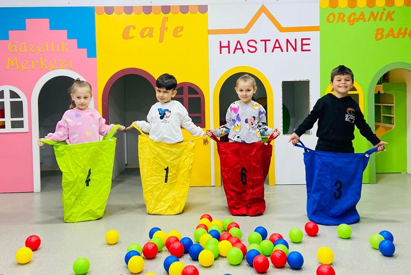 4 yaş grubu çocuklara özgüven kazandıran, dil gelişimlerini ve sosyal etkileşimlerini artıran oyun ve etkinliklerle dolu eğlenceli bir program sunuyoruz.