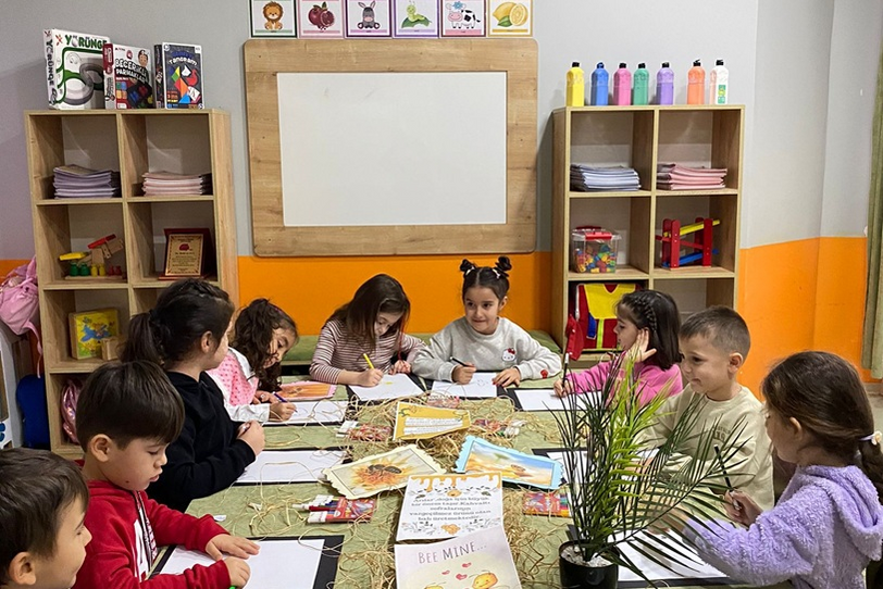6 yaş grubu için hazırlanan programımız, ilkokula geçişi kolaylaştıran temel okuma yazma ve matematik becerilerini oyun ve etkinliklerle kazandırmayı hedefler.