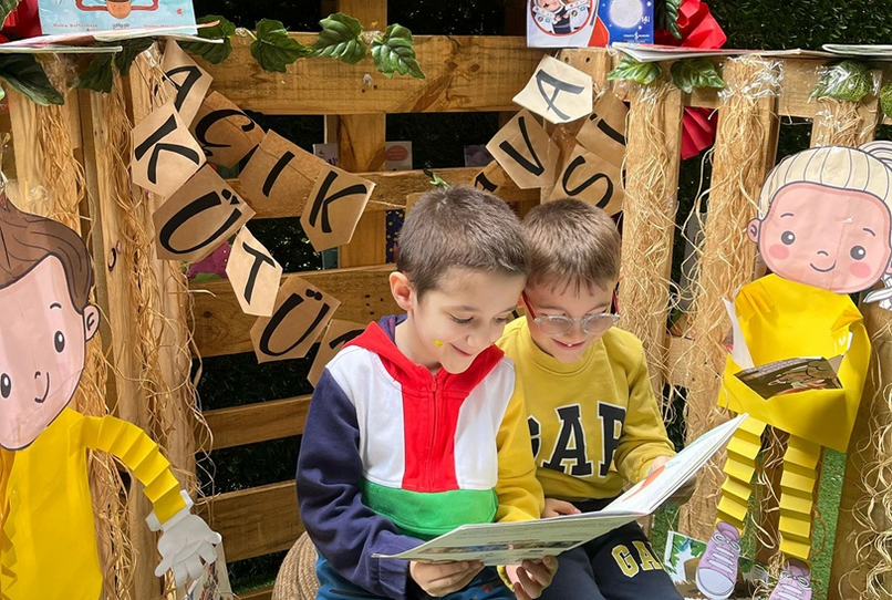6 yaş grubu için hazırlanan programımız, ilkokula geçişi kolaylaştıran temel okuma yazma ve matematik becerilerini oyun ve etkinliklerle kazandırmayı hedefler.