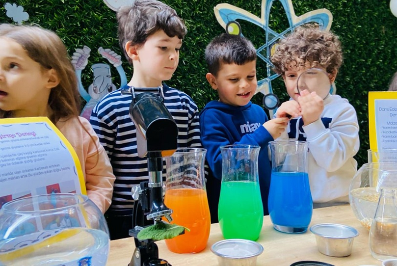 4 yaş grubu çocuklara özgüven kazandıran, dil gelişimlerini ve sosyal etkileşimlerini artıran oyun ve etkinliklerle dolu eğlenceli bir program sunuyoruz.