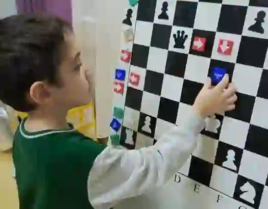 Çocukların fiziksel, bilişsel ve sosyal gelişimini destekleyen; spor, sanat, drama ve bilim etkinlikleriyle dolu, eğlenceli ve dengeli yaz okulu programı.